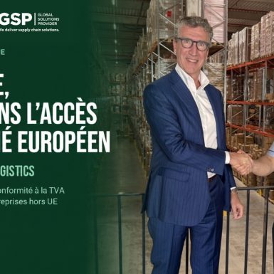 Alessandro Farina, Managing Director D'ITL Group, Serre La Main D'un Représentant De GSP Logistics Dans L'entrepôt GSP Près De Budapest.