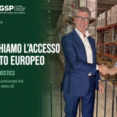 Alessandro Farina, Managing Director Di ITL Group, Stringe La Mano A Un Rappresentante Di GSP Logistics Nel Magazzino GSP Vicino A Budapest.